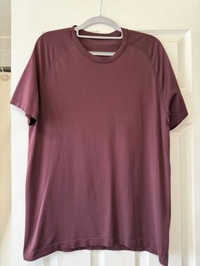 Men’s Lululemon Metal Vent Tech Short-Sleeve Shirt size medium in plum